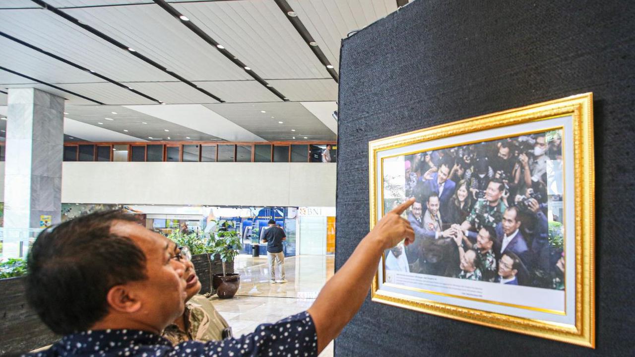 Pameran ini menampilkan 101 karya dari 16 wartawan foto parlemen dengan mengangkat tema "Parlemen Moderen Untuk Indonesia".