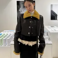 Saat mengunjungi pameran foto perdananya, “JENNIE PHOTO EXHIBITION ‘J2NNI5’”, sang idol hadir dengan gaya yang terlihat santai, namun tetap punya statement kuat yang khas Jennie. [@jennierubyjane].