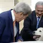 PM Israel Benjamin Netanyahu saat mengenalkan anjingnya Kaiya kepada Menlu AS John Kerry (Reuters)