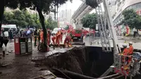 Lubang dalam terbentuk setelah sebuah trotoar amblas di China, Minggu, 7 Oktober 2018 (AFP)