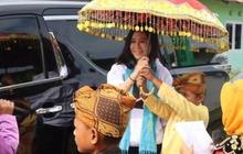 Momen Seru Veronica Tan Pose Bareng Hiu Paus Sherly di Gorontalo 'Saya Pikir Siapa
