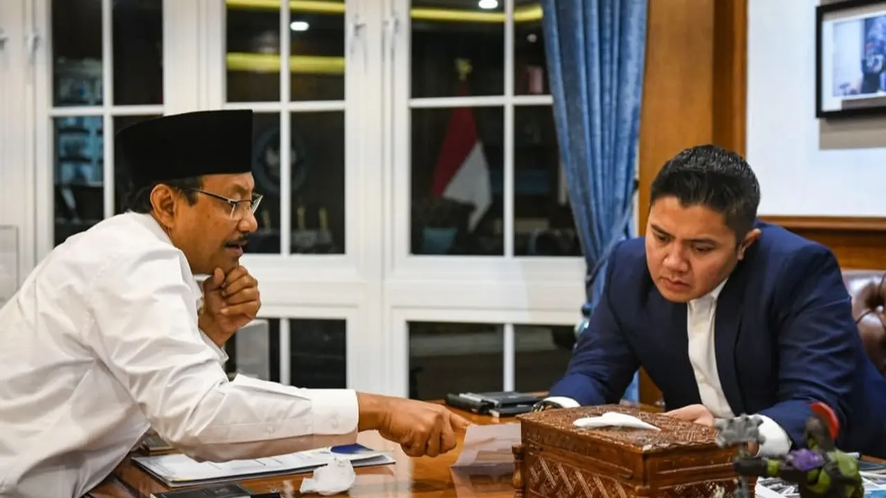 Sekretaris Kabinet atau Seskab Teddy Indra Wijaya bertemu Menteri Sosial (Mensos) Saifullah Yusuf atau Gus Ipul di Kantor Sekretariat Kabinet, Jakarta, Rabu (28/1/2026) malam.