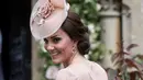 Senyum Kate Middleton saat menghadiri pernikahan Pippa Middleton dan James Mathews di Gereja St. Mark, barat London, Sabtu (20/5). Kate melengkapi penampilannya ala bangsawan Inggris lewat topi pink dari Jane Taylor. (AP Photo/Kirsty Wigglesworth, Pool)