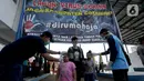 Petugas memeriksa suhu tubuh warga yang ingin menuju wilayah Sukabumi saat sterilisasi kendaraan di Terminal Cicurug, Sukabumi, Jawa Barat, Minggu (12/4/2020). Proses sterilisasi ini dilakukan untuk mencegah penyebaran virus corona COVID-19. (merdeka.com/Arie Basuki)