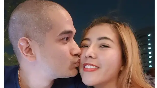 Umumkan Kehamilan, Ini 5 Potret Mesra Okan Kornelius Bareng Istri