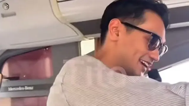Momen Afgan Hibur Rombongan Satu Bus Saat Haji dengan Lagu Religi, Hanya Modal Mic Seadanya. (Dok: TikTok @titoswift13 )