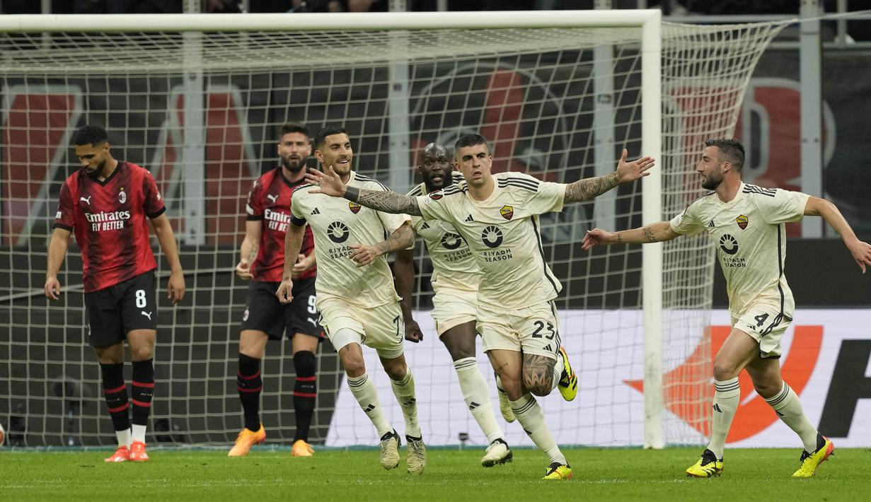 Pemain AS Roma, Gianluca Mancini, melakukan selebrasi setelah mencetak gol ke gawang AC Milan pada laga Perempat final Liga Europa di Stadion San Siro, Jumat (12/4/2024). Satu-satunya gol di laga tersebut dicetak oleh Gianluca Mancini. (AP Photo/Antonio Calanni)