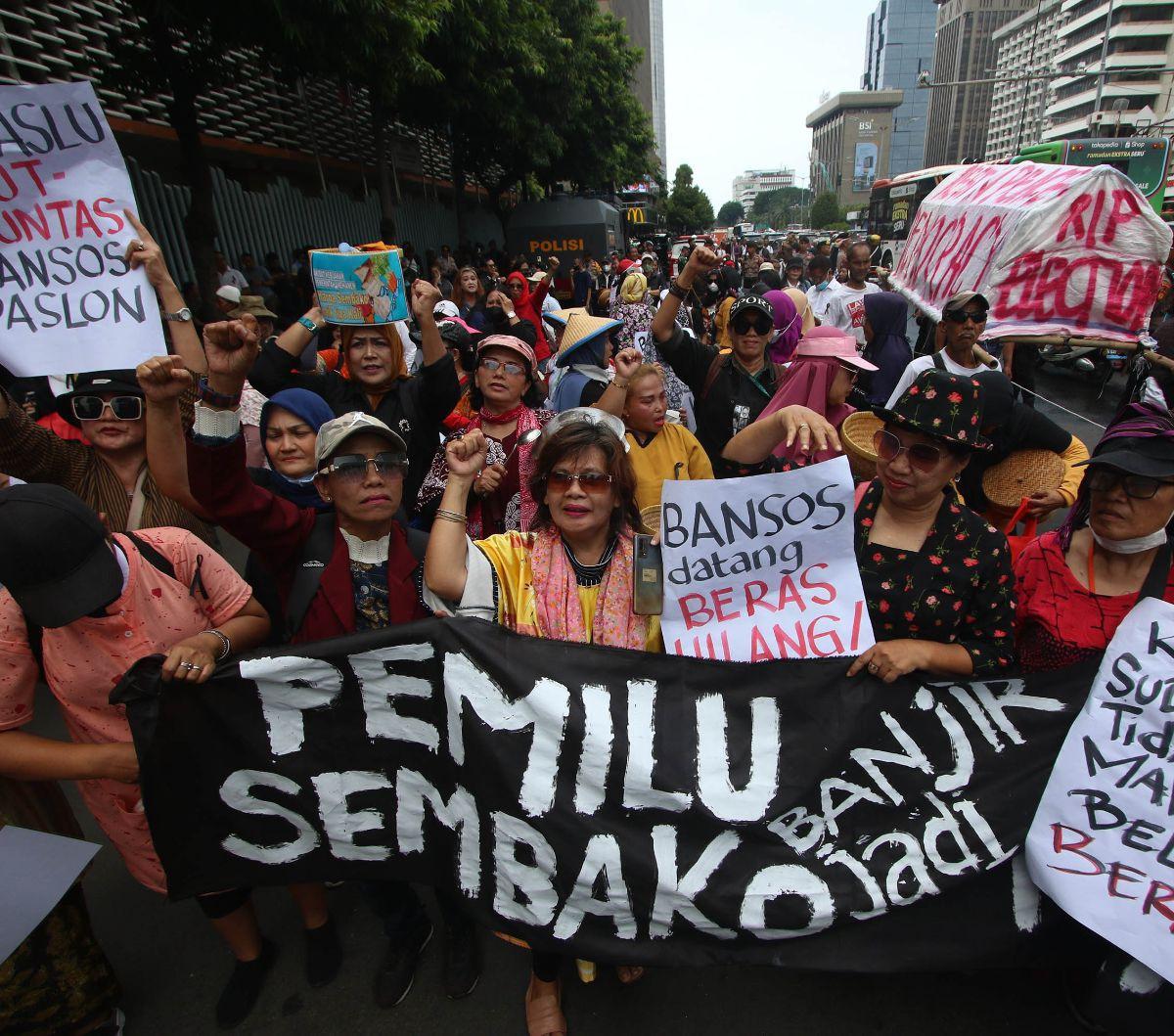 Sekelompok ibu-ibu atau emak-emak yang tergabung dalam&nbsp;Gerakan Keadilan Rakyat (GKR) melakukan longmarch menuju Gedung Bawaslu, Jakarta, Selasa (27/02/2024). Dalam aksinya, mereka mengkritisi kenaikan harga bahan pokok, terutama beras, setelah pelaks