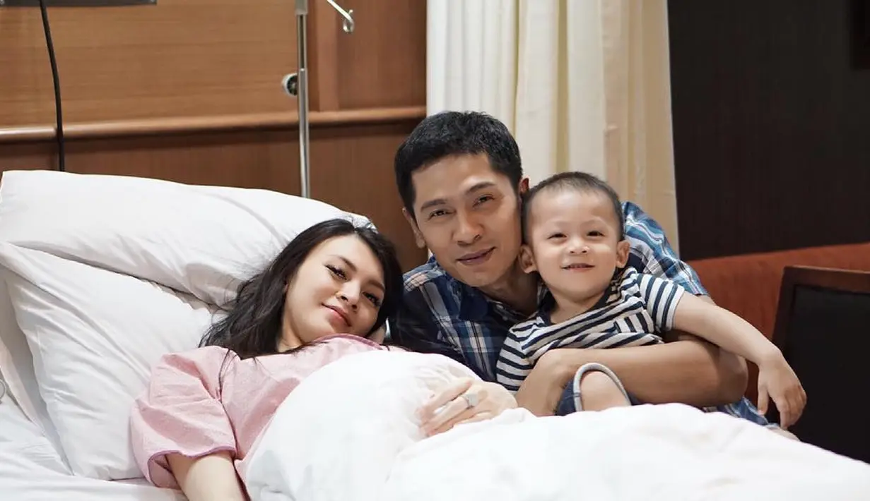 Proses persalinan anak kedua Donita dan Adi ini memang dilalui secara Caesar, dan sempat ada momen menegangkan setelah itu. Baby Parva harus masuk ke dalam ruang NICU dan Donita pun tak bisa langsung bertemunya. (Instagram/adinugroho_st)