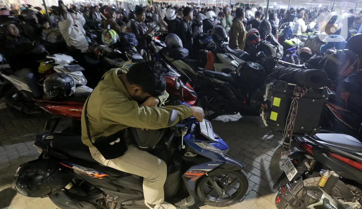 Secara akumulasi, sejak H-10 Lebaran 2025 atau pada Selasa (18/3) hingga Jumat (28/3), PT ASDP Indonesia Ferry (Persero) mencatat 438.662 pemudik telah menyeberang dari Jawa ke Sumatera via tiga pelabuhan di Banten. (Liputan6.com/Herman Zakharia)