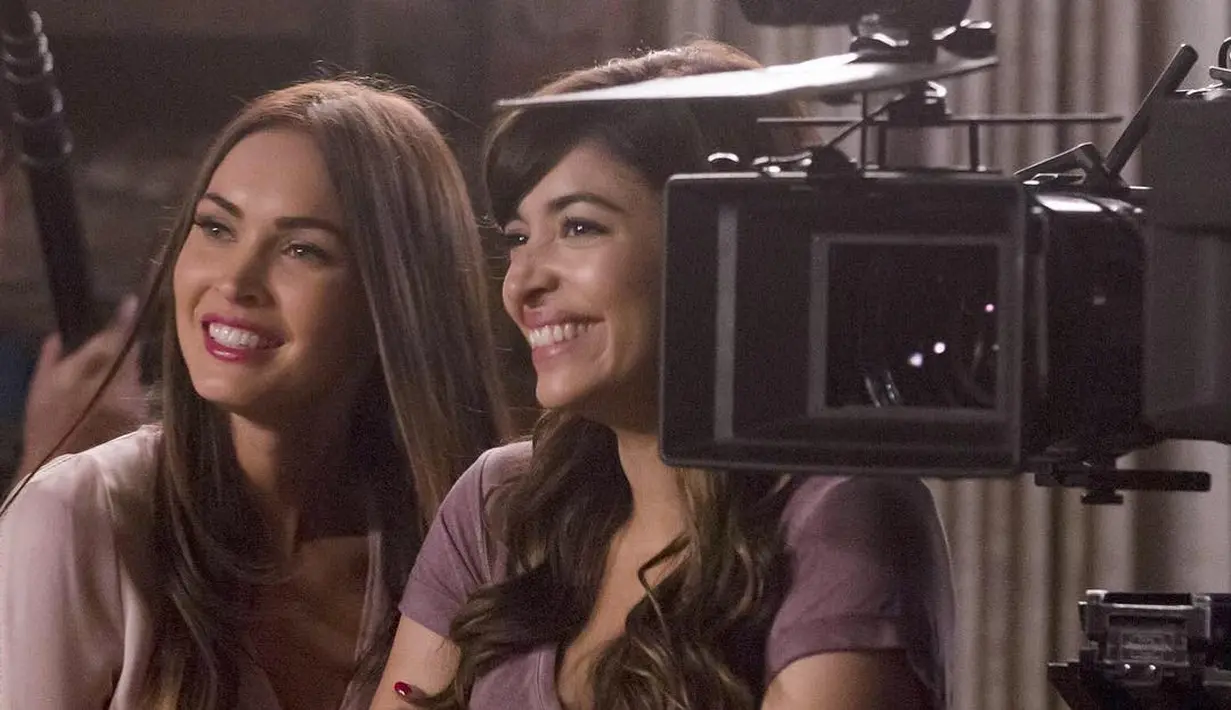 Megan Fox tersenyum lebar saat dalam foto candid nih! Hayooo.. foto mana favoritmu? (instagram/the_native_tiger)