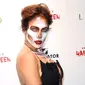 Jennifer Lopez saat merayakan Hari Halloween (celebmafia)