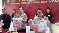 Konpers Polda Sumsel ungkap kasus kematian wanita hamil di hotel Palembang. (Liputan6.com / Nefri Inge)
