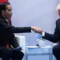 Presiden AS Donald Trump dan Presiden RI, Joko Widodo berjabat tangan saat bertemu di sela-sela KTT G20 di Hamburg, Jerman, (8/7). Sejumlah pemimpin negara berkumpul dalam KTT G20 pada 7-8 Juli 2017. (AFP Photo/Soul Loeb)