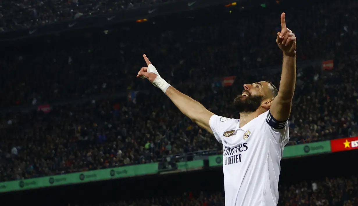 Penyerang Real Madrid, Karim Benzema berselebrasi setelah mencetak gol ke gawang Barcelona pada pertandingan leg kedua babak semifinal Copa del Rey di stadion Camp Nou di Barcelona, Spanyol, Kamis, 6 April 2023. Benzema berhasil mencetak hat-trick pertamanya melawan Barcelona dalam 43 penampilan.(AP Photo/Joan Monfort)