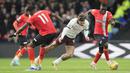 Gelandang Manchester City, Jack Grealish (tengah) ditekel striker Luton Town, Elijah Adebayo pada laga pekan ke-16 Liga Inggris 2023/2024 di Kenilworth Road, Luton, Minggu (10/12/2023) malam WIB. (AP Photo/Kin Cheung)