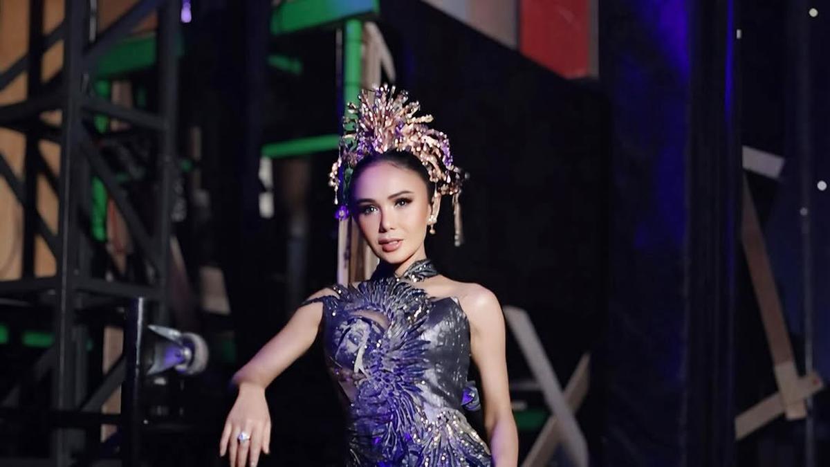 Potret Dress Hitam Yuni Shara, Inspirasi Tampil Berkelas untuk Ibu-Ibu Usia 50 Tahunan