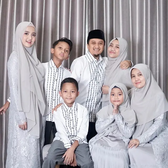 Siti Maemunah bersama keluarganya Ustaz Yusuf Mansur