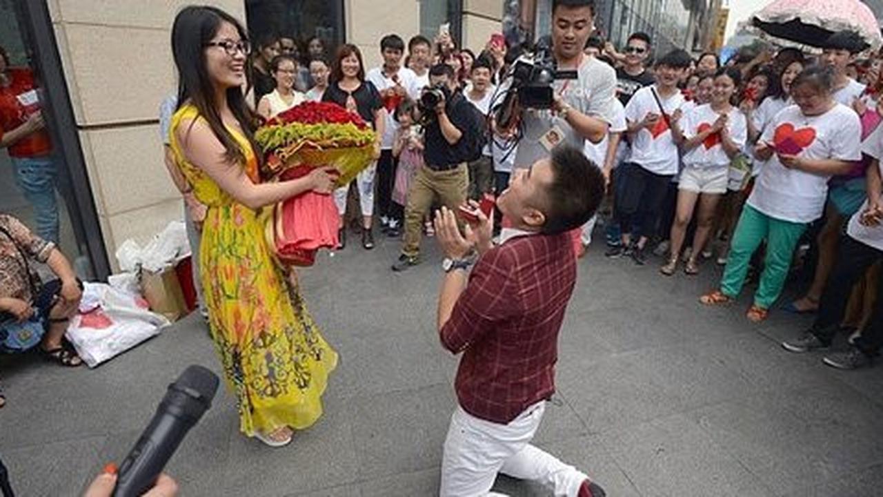 Gara-gara melamar pacar di muka umum, pria China dicokok polisi