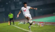 Pemain PSM Makassar, Yakob Sayuri berusaha mengontrol bola saat laga pekan ke-10 BRI Liga 1 2022/2023 antara Dewa United FC melawan PSM Makassar di Stadion Indomilk Arena, Tangerang, Kamis (15/9/2022). (Bola.com/Bagaskara Lazuardi)