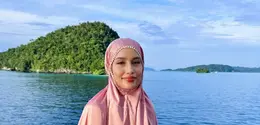 Berada di atas kapal pinisi dengan panorama Raja Ampat yang memukau, suasana Hari Raya terasa begitu hangat, intimate, sekaligus penuh keindahan visual. [@claurakiehl].