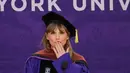 Penyanyi Taylor Swift menyampaikan pidato pada upacara pembukaan New York University untuk angkatan 2022 di Yankee Stadium, New York, Amerika Serikat, 18 Mei 2022. (Dia Dipasupil/Getty Images/AFP)