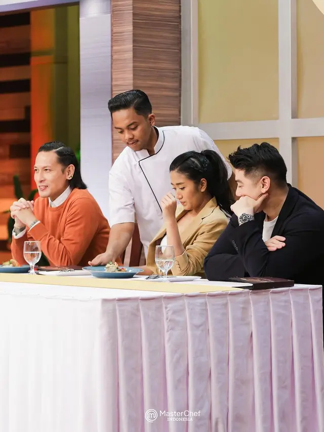 Potret Kiki MCI saat menyajikan makanan (Sumber: Instagram/@kiki.mci11)