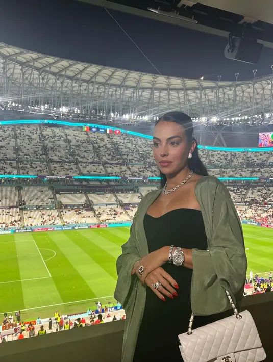 Ia memakai tas tangan Gucci dengan kalung berlian yang berkilauan dan beberapa cincin yang menambah look glamor pada penampilannya  [@georginagio]