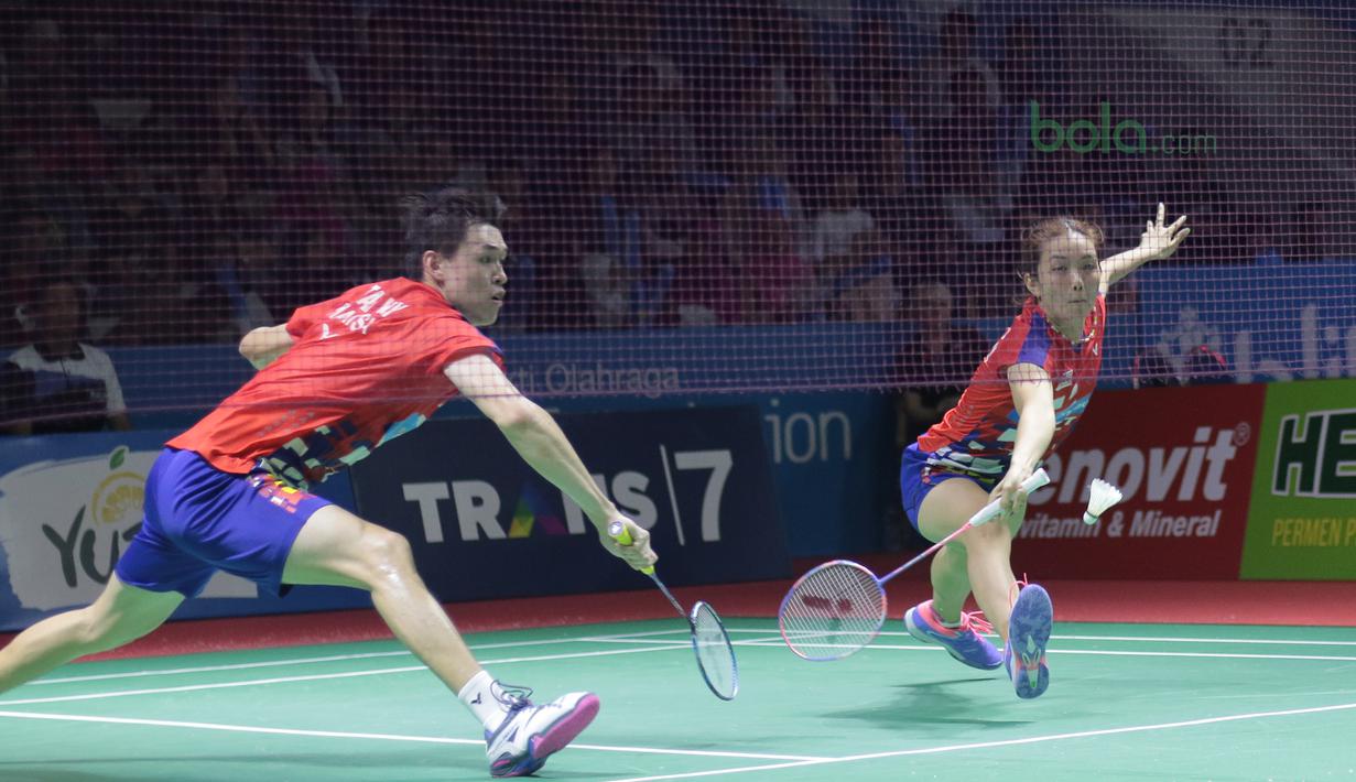 Pasangan Malaysia, Tan Kian/Lai Peng berusaha mengembalikan kok saat melawan Tontowi Ahmad/Liliyana Natsir pada babak pertama Indonesia Open 2018 di Istora Senayan, Jakarta, (3/6/2018). Tontowi/Liliyana menang 21-11 21-14. (Bola.com/Nick Hanoatubun)