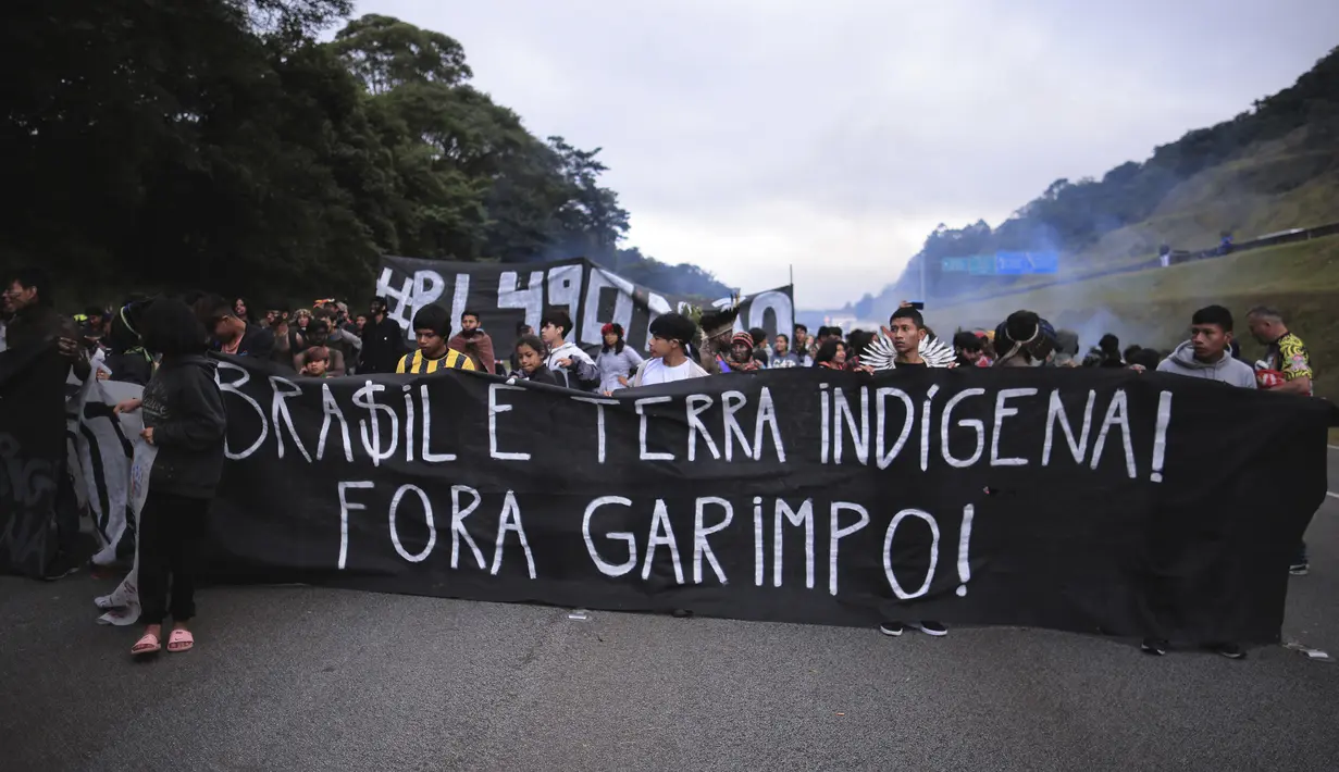 Di luar Sao Paulo, kota terbesar di Brasil, para demonstran memblokir jalan raya utama dengan membakar ban dan menggunakan busur dan anak panah untuk menghadapi polisi, yang kemudian membubarkan mereka dengan gas air mata. (AP Photo/Ettore Chiereguini)