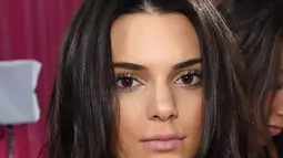 Ketiga, Kendall Jenner akui tindik payudara. Seperti dilaporkan Daily Mail, Kendall mengungkapkan bagaimana saudari-saudarinya terkejut dengan keputusannya itu. Namun pada akhirnya, semua bisa menerima tindakan Kendall. (Jamie McCarthy/Getty Images/AFP)