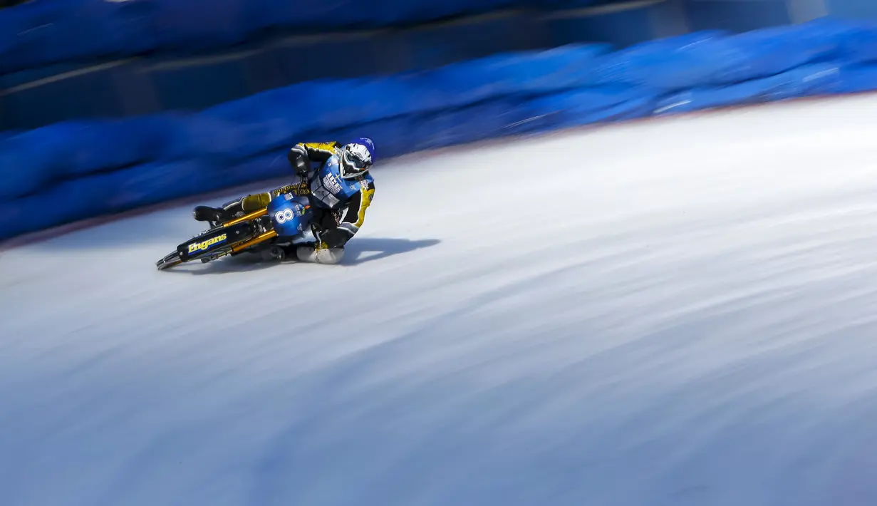 Ove Ledstrom dari Swedia bersaing selama FIM Ice Speedway Gladiator Kejuaraan Dunia di arena Medeo di Almaty, Kazakhstan, (21/2). Tak jarang pembalap terjatuh karena licinnya sirkuit es tersebut. (REUTERS/Shamil Zhumatov)