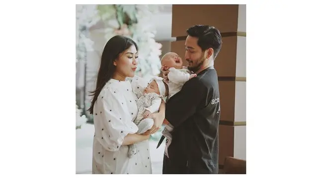 7 Potret Syahnaz dan Jeje Govinda Asuh Anak Kembarnya, Kompak Banget
