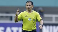 Wasit Yudi Nurcahya saat memimpin pertandingan antara Kalteng Putra melawan Persita Tangerang pada laga Liga 2 di Stadion Pakansari, Jawa Barat, Selasa (4/12). Kalteng menang 2-0 atas Persita. (Bola.com/M. Iqbal Ichsan)
