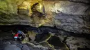 Dari total jalur tersebut, sekitar 850 meter telah dibuka untuk wisatawan, sementara sisanya masih berupa lorong alami yang hanya dapat ditembus dengan penyelaman karena terpotong sungai bawah tanah sedalam 10 meter. Tampak dalam foto, aktivitas pengunjung di dalam Goa Lowo di Watuagung, Trenggalek, Jawa Timur. (merdeka.com/Arie Basuki)