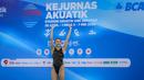 Atlet renang indah DKI Jakarta, Hilda Tri Julyandra menyapa para penonton setelah tampil dalam nomor open women solo free final renang artistik Kejurnas Akuatik 2026 di Stadion Akuatik Gelora Bung Karno, Senayan, Jakarta, Selasa (05/05/2026). (Bola.com/Bagaskara Lazuardi)