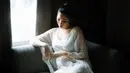 Bridal robe Ochi Rosdiana dilengkapi dengan renda halus dan detail bordiran yang semakin memperindah penampilannya. Dengan riasan natural dan tata rambut yang simpel namun elegan, ia terlihat begitu bersinar dalam setiap jepretan kamera. Pakaian ini tidak hanya melambangkan keanggunan, tetapi juga menggambarkan momen transisi menuju hari bahagia. (Liputan6.com/IG/@ochi24)