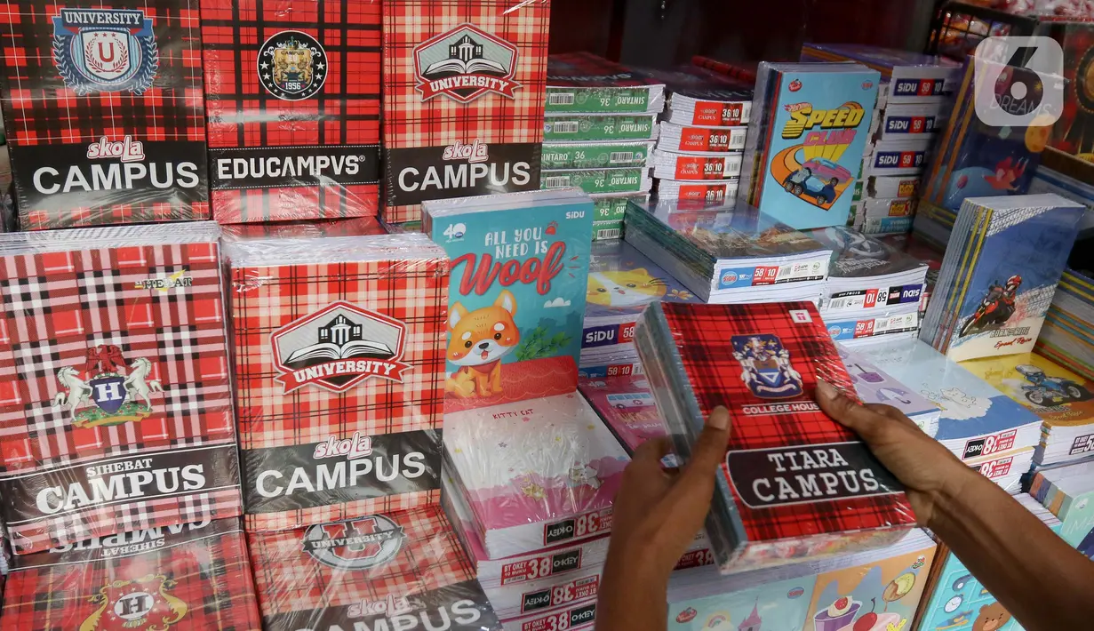 Meskipun tahun ajaran baru masih beberapa hari lagi, tetapi warga sudah ramai memburu seragam sekolah di Pasar Jatinegara, Jakarta. (Liputan6.com/Herman Zakharia)
