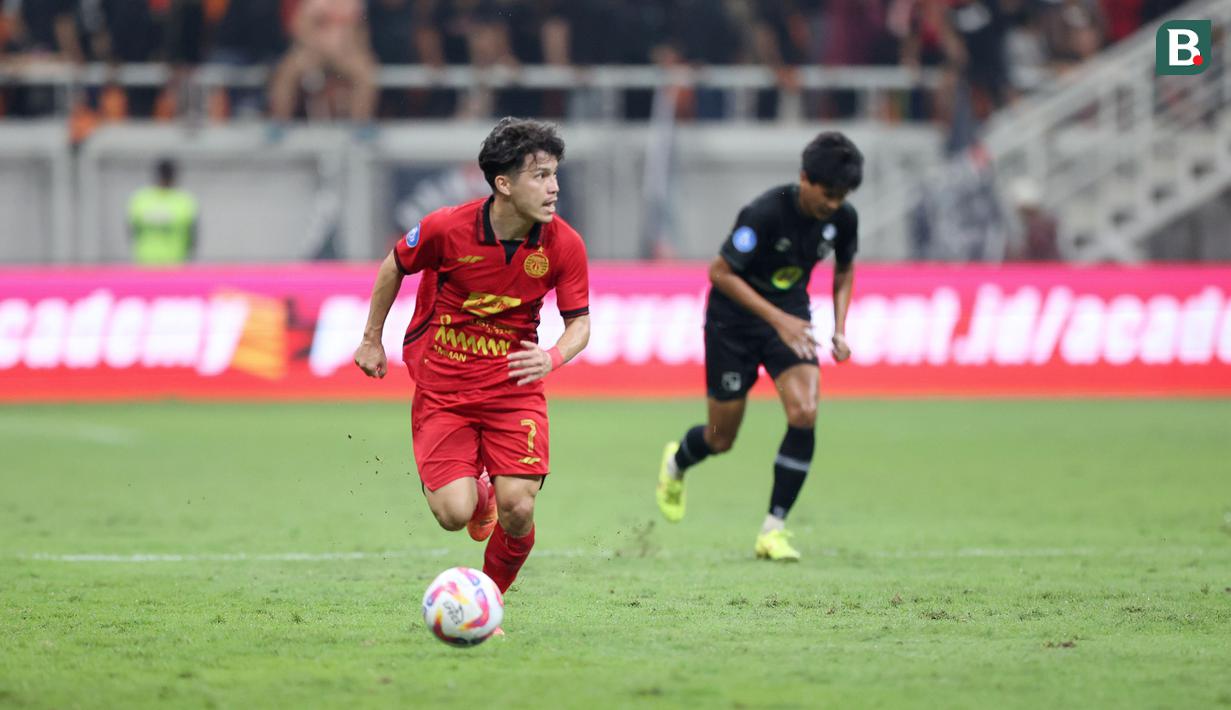 Pemain Persija Jakarta, Ryo Matsumura, saat melawan Barito Putera pada laga BRI Liga 1 2024/2025 di Jakarta International Stadium, Sabtu (10/8/2024). (Bola.com/Abdul Aziz)