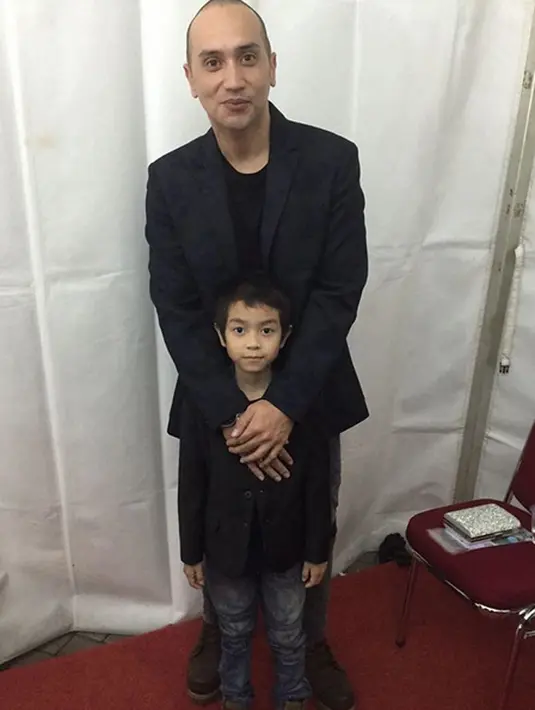Kehadiran keluarga barunya ini juga disambut ceria oleh anak Gary Iskak dan Richa Novisha. Terlihat dalam foto, Muhammad Adilla Rafisya Iskak ceria melihat adiknya yang tertidur pulas. (dok. Intagram/gary_iskak)