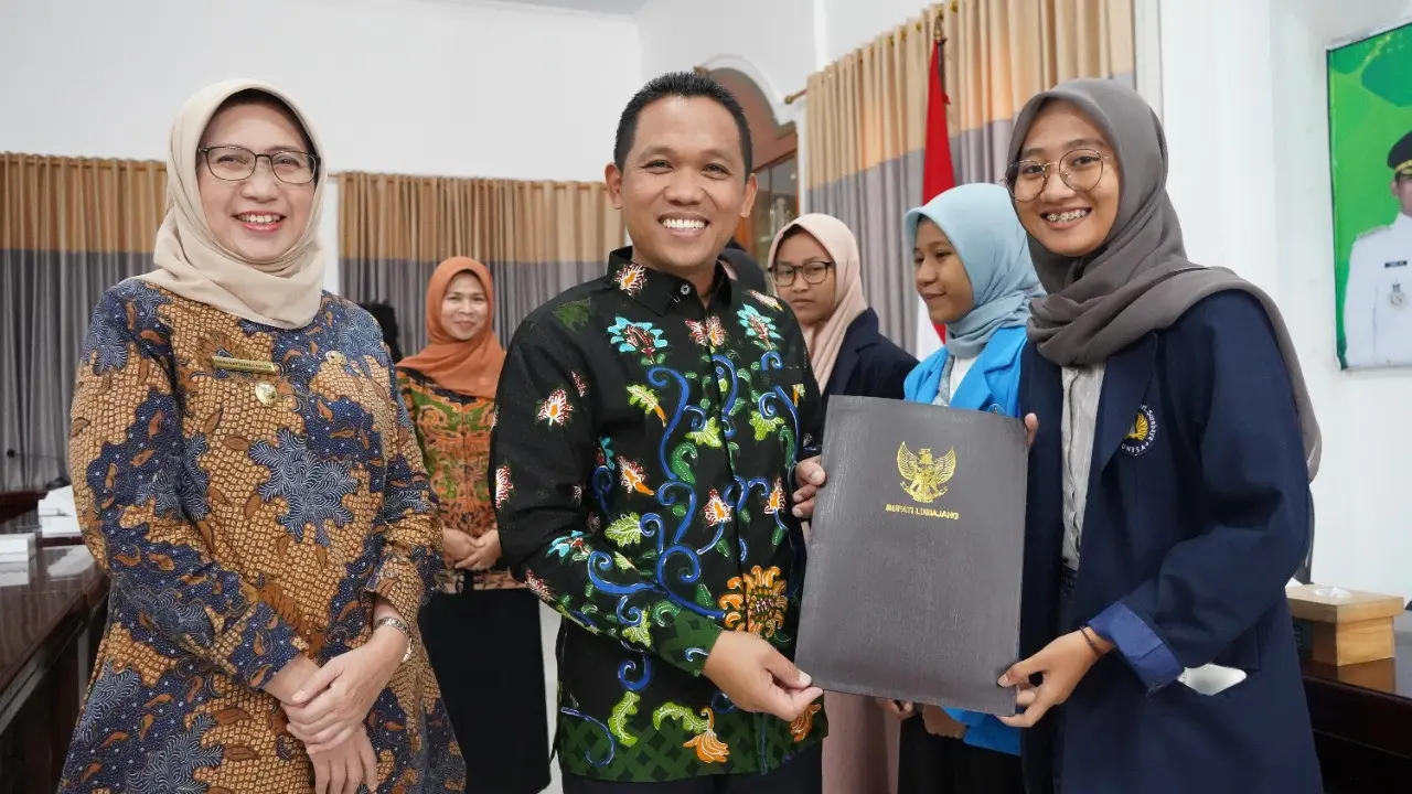 Bupati Lumajang Thoriqul Haq (Tengah) didampingi Wakil Bupati Lumajang Indah Amperawati (Kanan) menyerahkan beasiswa kepada mahasiswa berpresstasi dan penghafal Al-Qur'an (Istimewa)