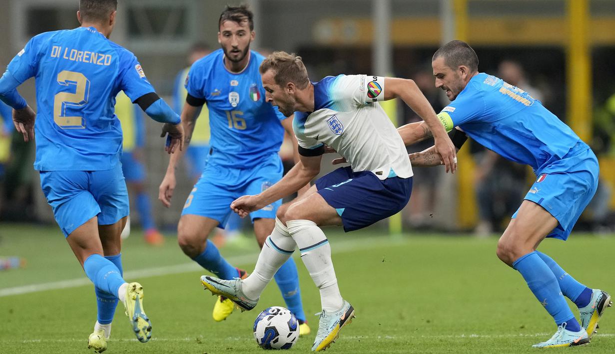 Pertandingan berjalan cukup seimbang. Skor kacamata sempat tak berubah di 45 menit babak pertama. Namun, Inggris masih menunjukkan masalah koordinasi di lapangan dan Italia bisa memanfaatkannya. (AP/Antonio Calanni)