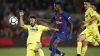 Pemain FC Barcelona, Dembele (tengah) mencoba melewati adangan pemain Villarreal Villareal pada laga La Liga Santander di Camp Nou stadium, Barcelona, (9/5/2018). Barcelona menang telak 5-1. (AP/Manu Fernandez)