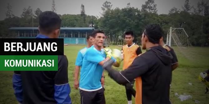 VIDEO: Pelatih Kiper Baru Arema Berjuang Komunikasi dengan Pemain