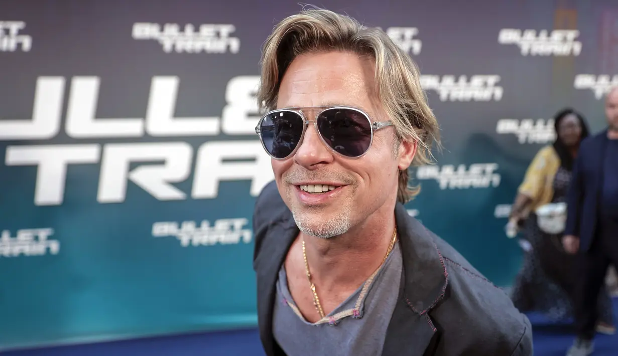 Brad Pitt tiba pada pemutaran perdana film Bullet Train di Paris, Prancis, 18 Juli 2022. Bintang film ini melindungi matanya di balik kacamata hitam. (AP Photo/Lewis Joly)