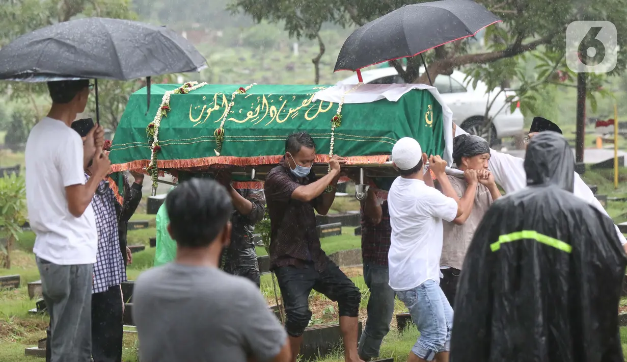 Kerabat menggotong keranda jenazah mantan penggawa Timnas Indonesia, Ricky Yacobi di TPU Tanah Kusir, Jakarta, Sabtu (21/11/2020). Ricky Yacobi meninggal dunia pada Sabtu (21/11). Ricky Yacobi merupakan striker andalan Timnas Indonesia era 1980 hingga 1990 an. (Liputan6.com/Helmi Fithriansyah)