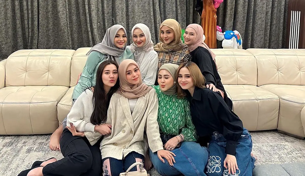 Meski ada yang menyindir karena anggota Geng Mamayu tiba-tiba bertambah karena sebelumnya anggota Geng Mamayu adalah 8 orang, tak sedikit netizen yang senang jika Aaliyah bergabung dengan Geng Mamayu. Selain mengomentari kekompakan Geng Mamayu, tak sedikit juga yang berkomentar dengan Aaliyah Massaid dan masih membandingkan Aaliyah dengan Fuji. (Liputan6.com/IG/@aurelie.hermansyah)