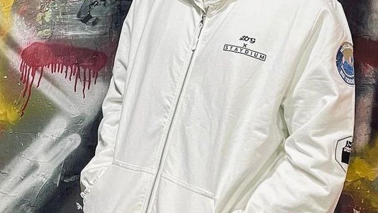 Dengan brand-brand mereka yang membawa sentuhan kreativitas dan gaya pribadi, mereka tidak hanya menghibur melalui musik dan penampilan, tetapi juga melalui desain pakaian yang unik dan berkelas.