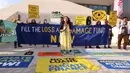 Mereka mengangkat plakat dan meneriakkan slogan-slogan yang menyerukan kepada para penghasil emisi CO2 terbesar di dunia untuk mengisi dana 'Kerugian dan Kerusakan'. (KARIM SAHIB/AFP)