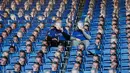 Topeng Jamie Vardy terpasang di setiap bangku King Power Stadium, Inggris, Senin (26/12). Leicester City menyuarakan keberatannya karena banding untuk kartu merah  Jamie Vardy tidak dikabulkan FA. (REUTERS/ Carl Recine)